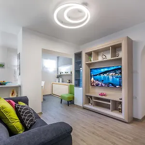  Apartment Dujmic - 50m From The Sea With Private Parking